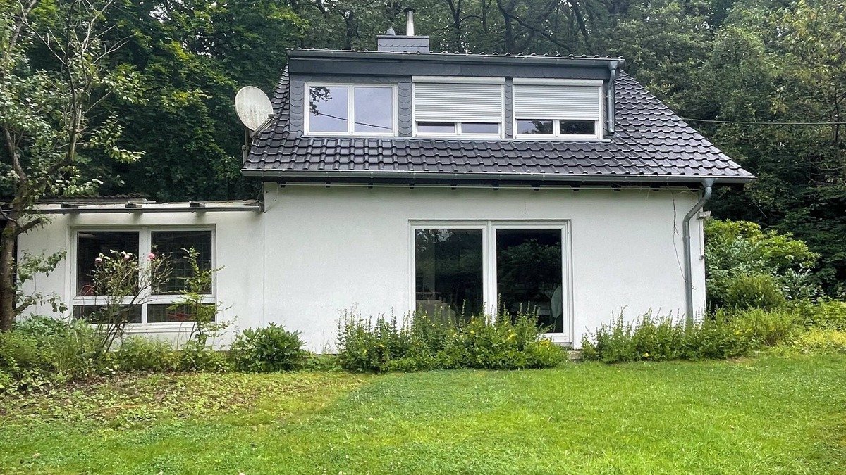 Remscheid House | Waldhaus - Central and family-friendly with a large fenced garden.