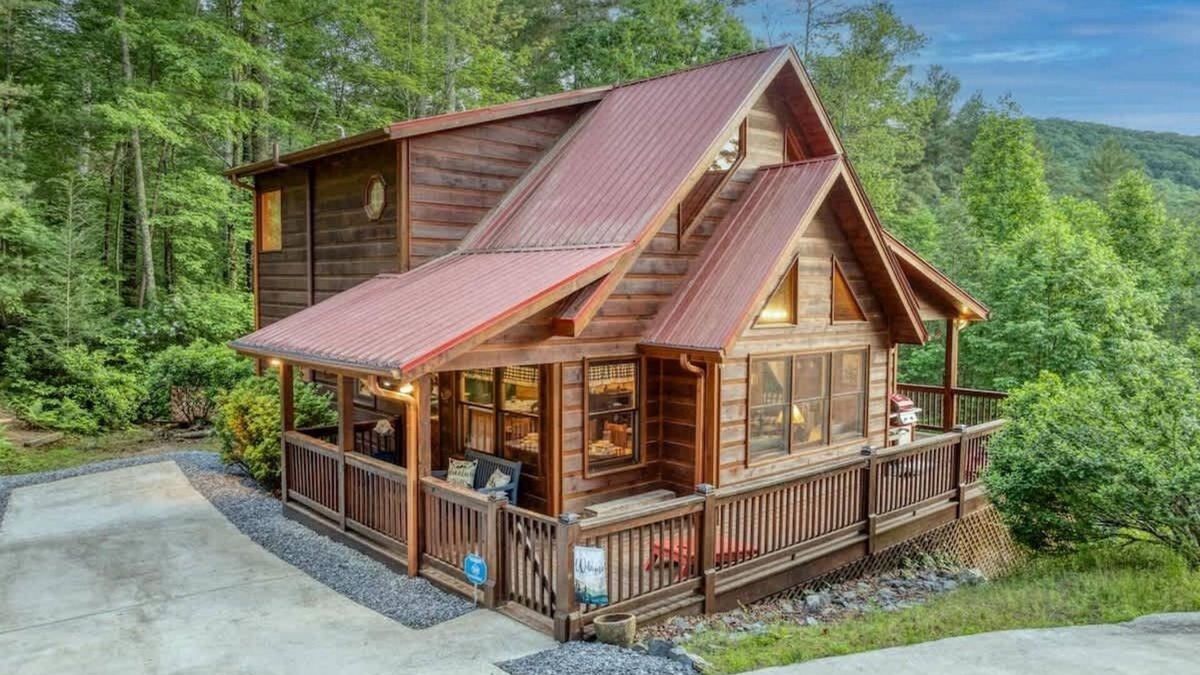 Aska Cabin | Waldhaus - View, pet friendly, hot tub, fire pit
