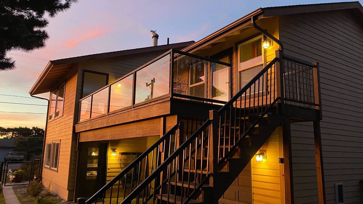 Bayshore House | Waldport Ocean View home – 2 Bedrooms + Open Lounge, Sleeps 7