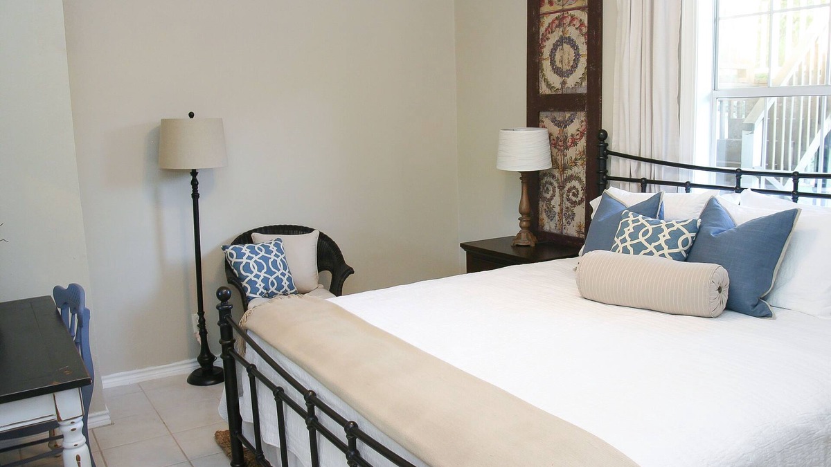 Oakwood Apartment | Walk .4 Miles to Texas A&M Campus and Aggie Park, Private Entry/Covered Parking