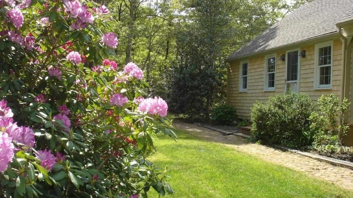 North Eastham Cottage | Walk down quiet country lane to private Bay Beach.