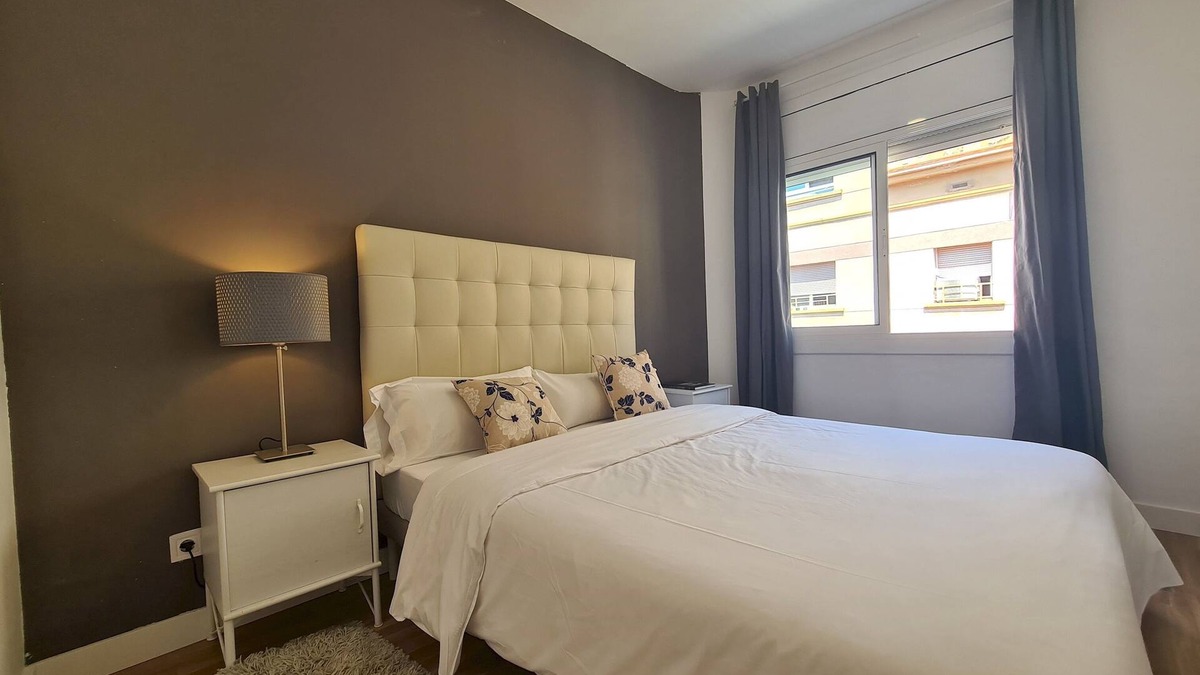 Collblanc y La Torrassa Apartment | WALK to CAMP NOU - Wi-Fi/AC/3 Bed by MyRentalHost