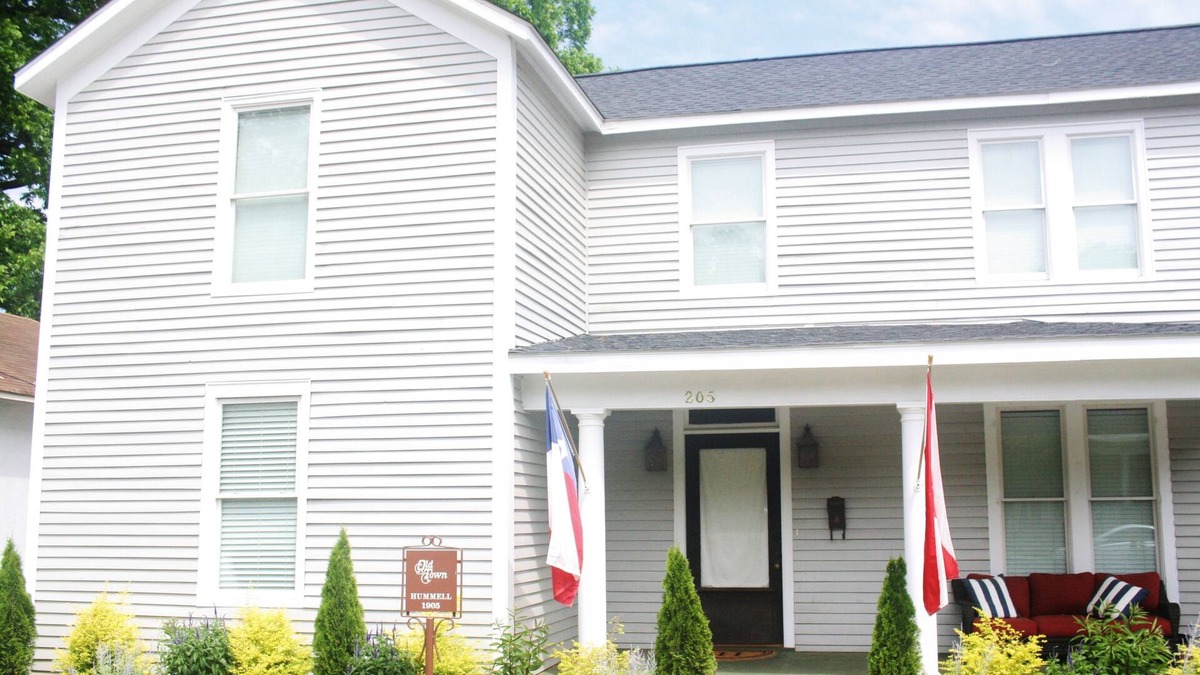 Old Town House | WALK EVERYWHERE! Downtown Designer Home Close to Everything in Huntsville