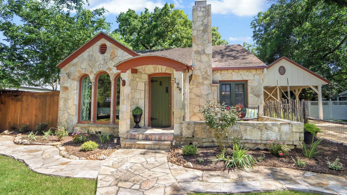 Boerne House | WALK EVERYWHERE, steps to Historic Downtown Boerne, 1920's cottage sleeps 6!