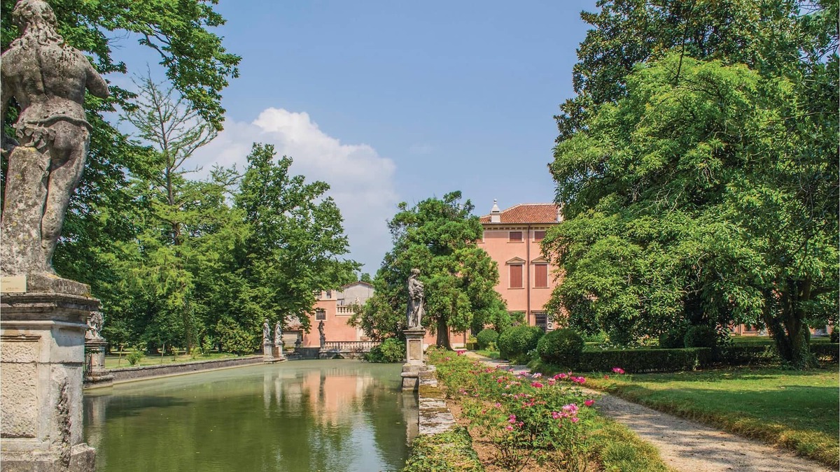 Castelgomberto Apartment | Walk in a beautiful park, along a tree-lined avenue and through an Italian garden and past a long st