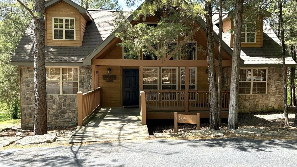 Branson West House | Walk-in! Lodge #1 StoneBridge- Accessible, Rustic 4 Beds/4 Bath Master Suites