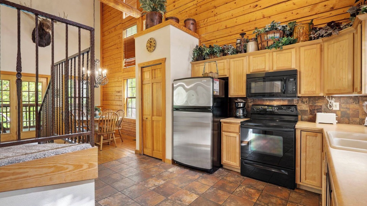 Branson Theater District Cabin | Walk-in Log Cabin with Fireplace & Screened-in Balcony - Heart of Branson