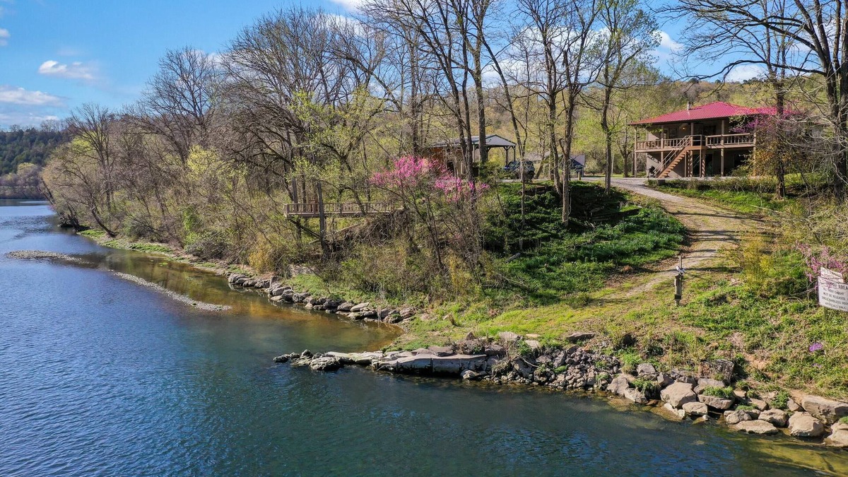 Norfork Cottage | Walk-in Norfork River Access! 6 Acres of Privacy! Old Charlie's on the Norfork River