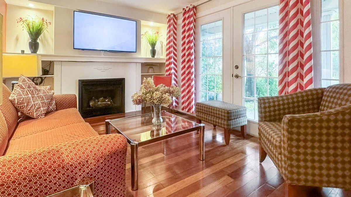 Niagara Falls House | WALK N’ WIN, steps from the Falls
