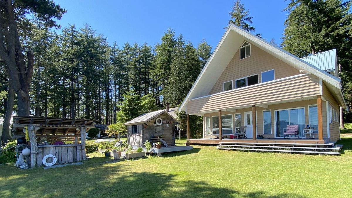 Lang Bay House | Walk on Beachfront Home