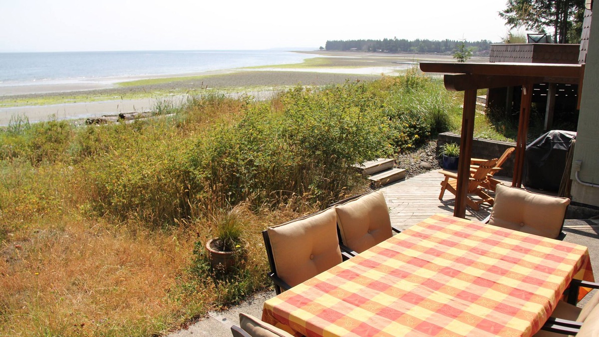 Regional District of Nanaimo House | Walk-on Sandy Beach with Outstanding Ocean View, Qualicum Bay