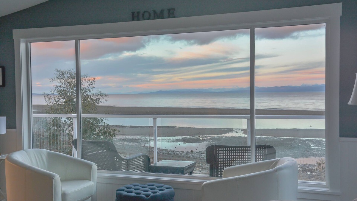 Regional District of Nanaimo House | Walk on waterfront home in Qualicum Beach
