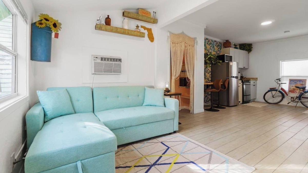 Historic Uptown Apartment | Walk score 82 - bikes - kayak - 214mbps - foam bed