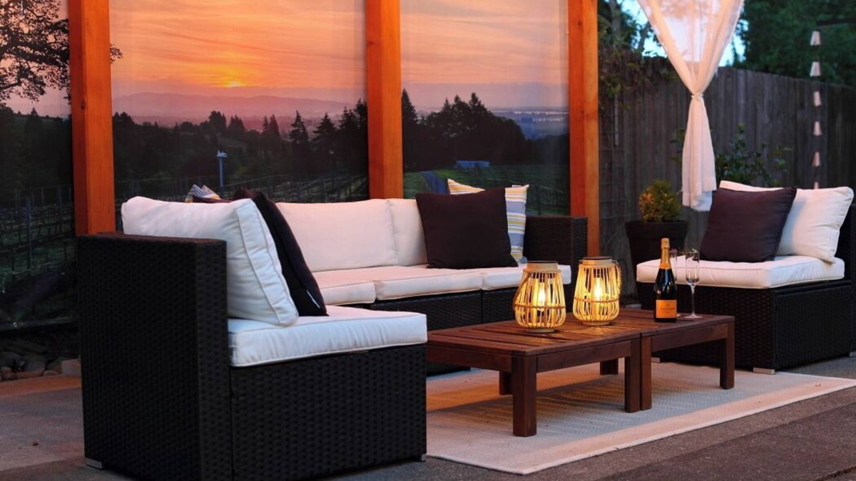 Dundee House | Walk Score: 99, Outdoor Oasis: Outdoor Shower, Fire-Pit, BBQ, Swing, Fast Wifi.