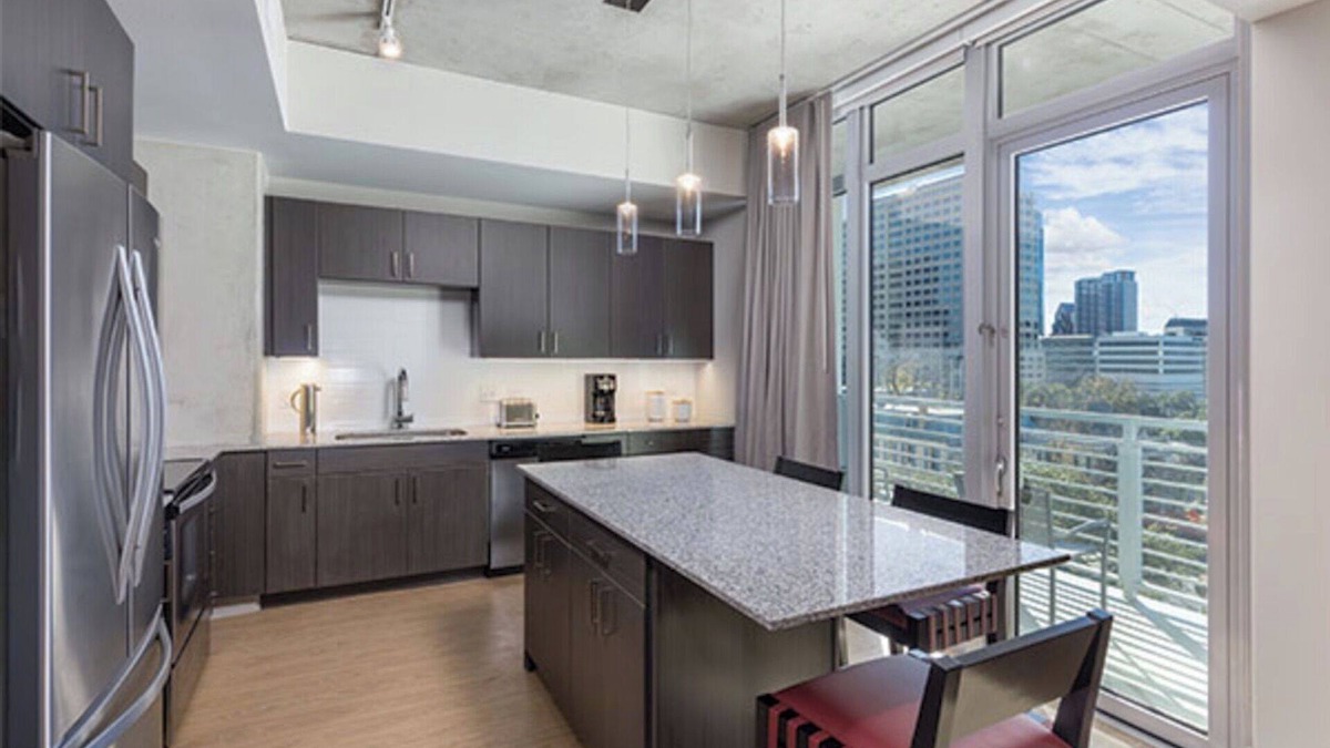Civic District Resort | Walk to 6th St! ~- Rooftop Pool! ~ Wyndham Austin resort in the heart of Austin