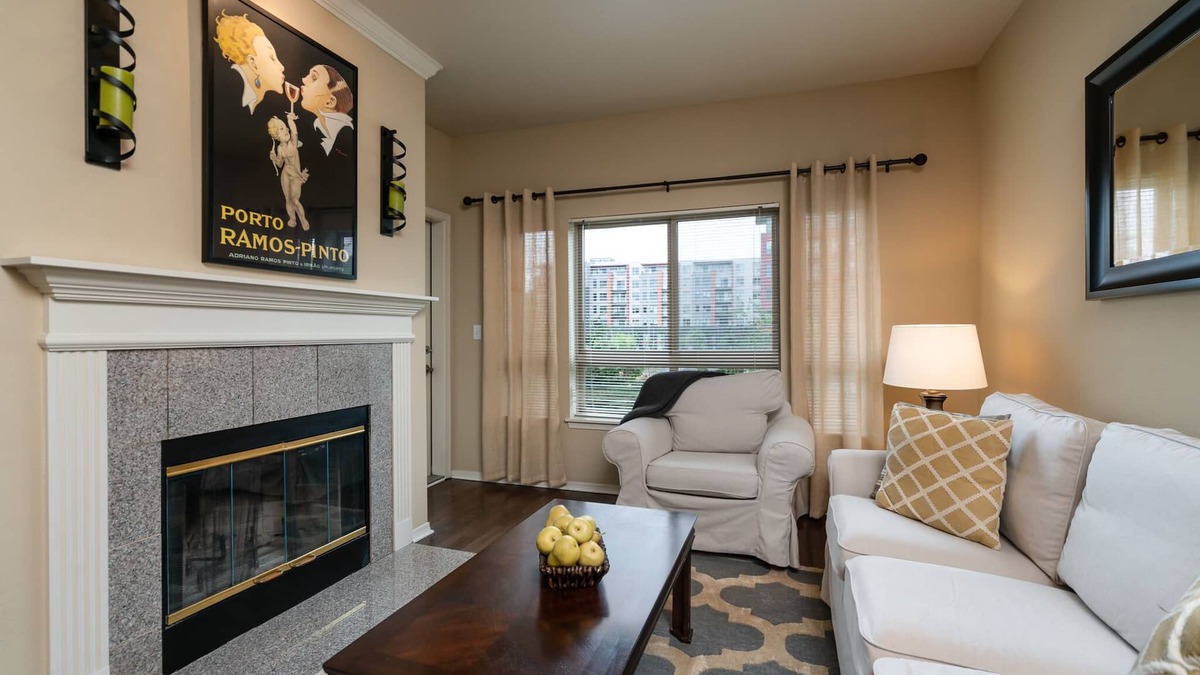 Moss Bay Apartment | Walk to all Kirkland has to offer