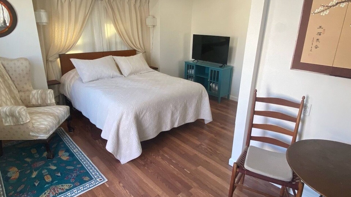 Salem House | Walk to all major attractions, train, and waterfront.