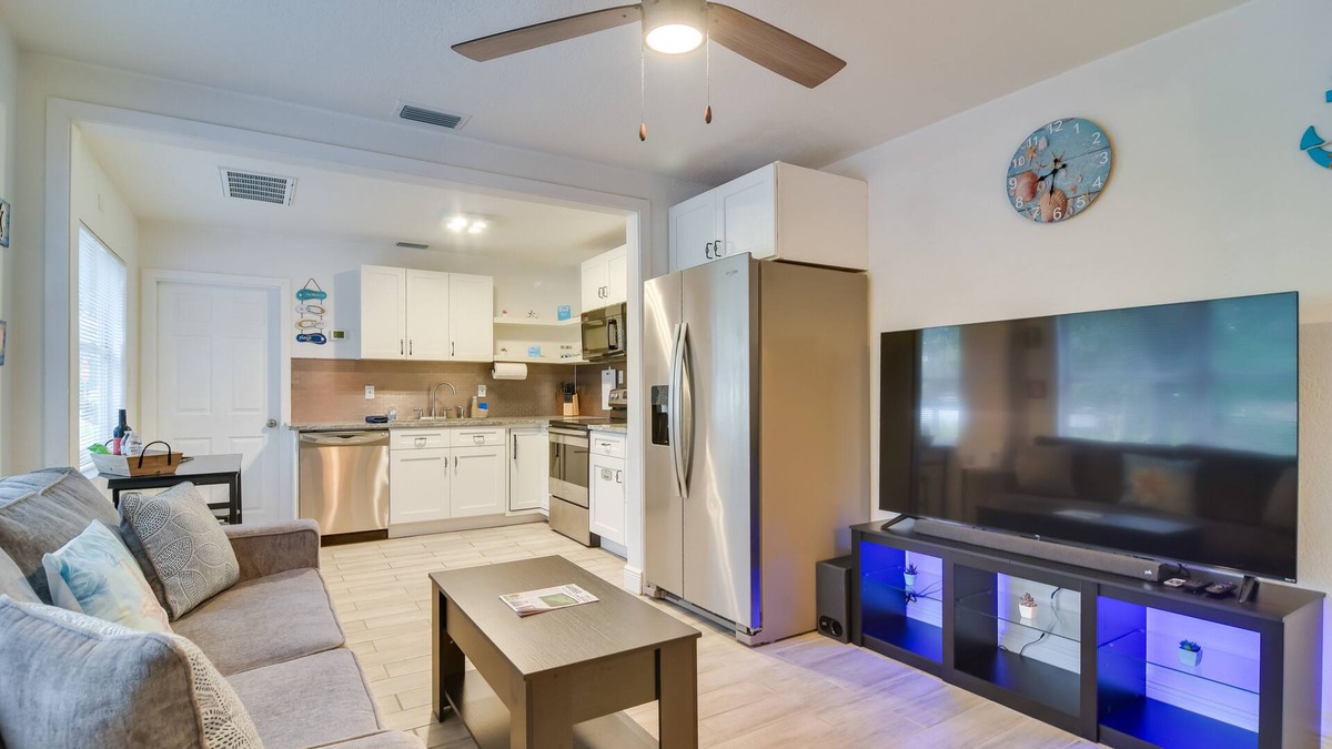 Bayview House | Walk to Art District + Beach: Pet-Friendly Getaway