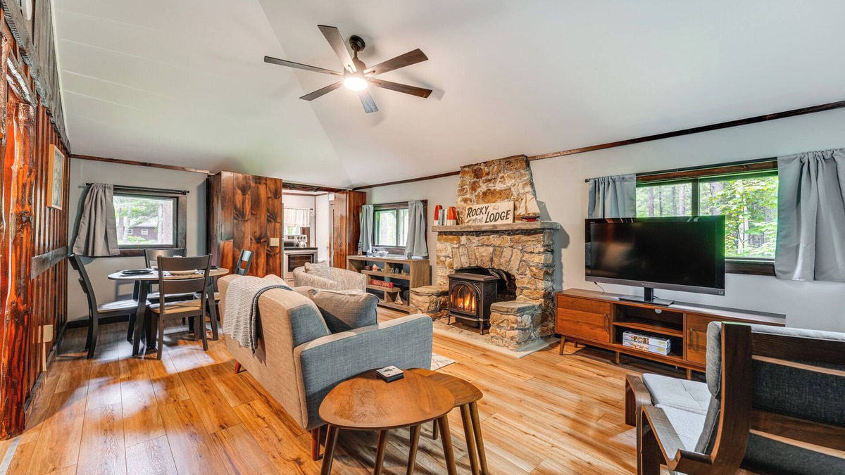 Boothbay Harbor Cabin | Walk to Barrett's Park: Wooded Cabin w/Grill!
