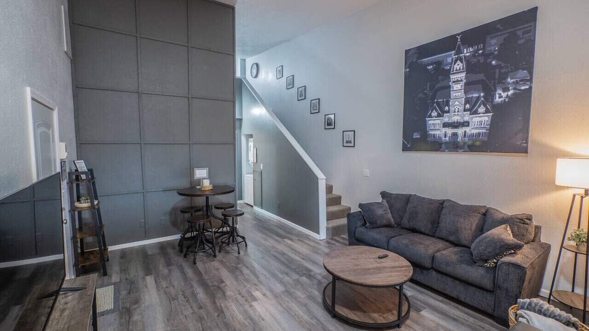 Maryville Apartment | Walk to bars and restaurants! Pet friendly.