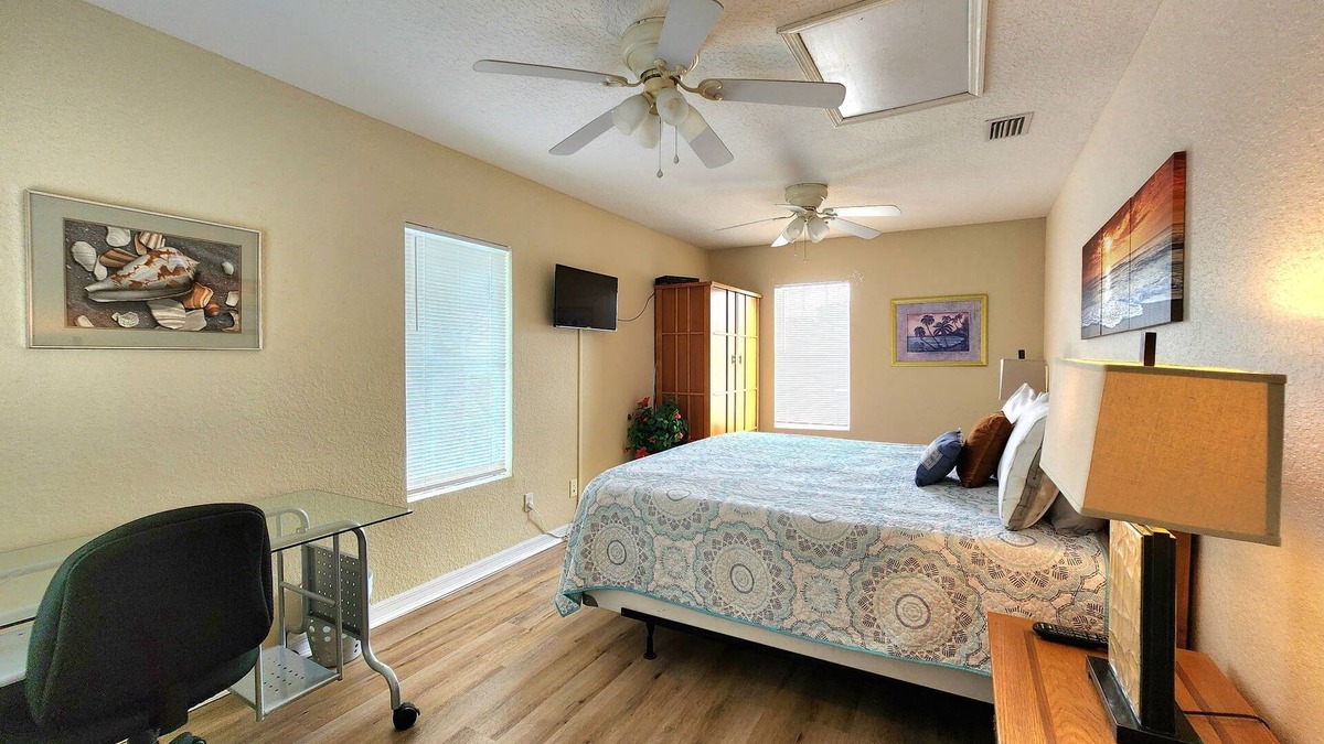 Historic Downtown Melbourne Condo | Walk to Bars, Shops & Restaurants.Beach is a short 5 min drive