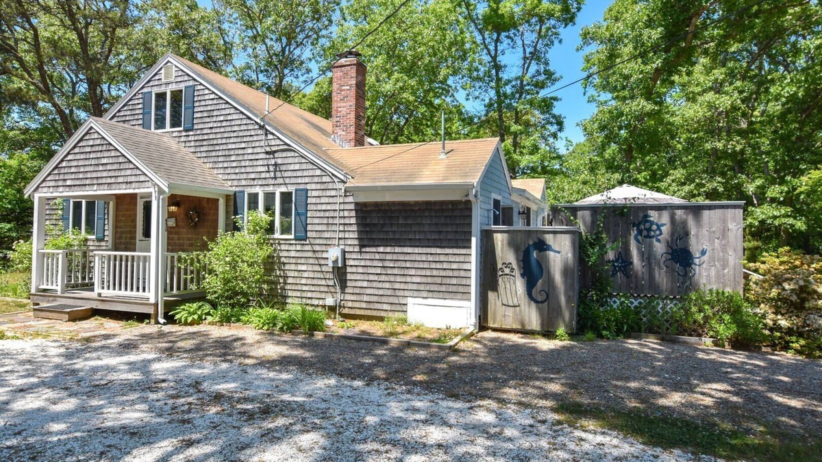 North Eastham House | Walk to bay-side beach from this updated, cozy Cape Cod getaway