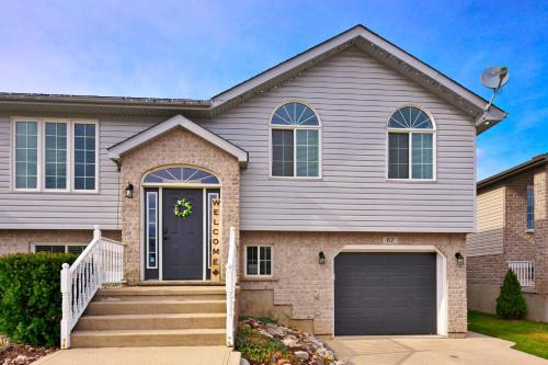Meaford House | Walk to beach and downtown, private backyard, deck