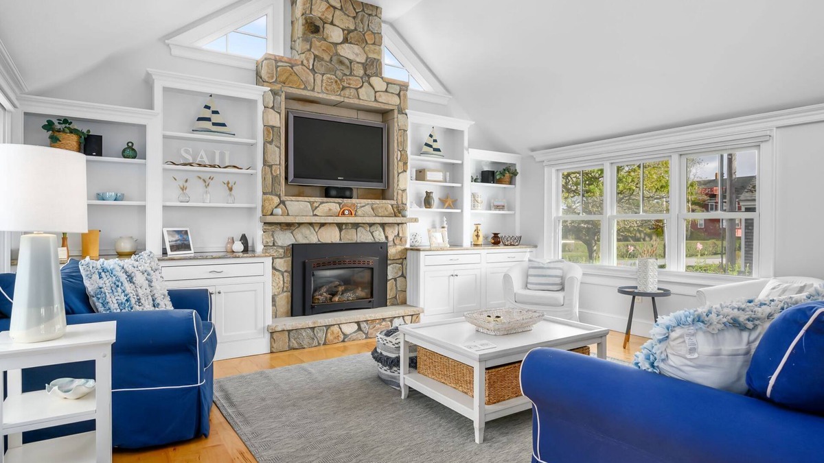 Chatham House | Walk to Beach and Town, Hot tub, Sleeps 8, Pet Friendly