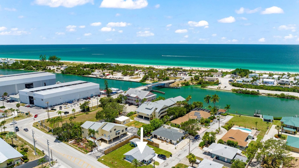 Laurel House | Walk to Beach. Beautifully Renovated 3BR, 2BA Home w/Outdoor Shower & Grille