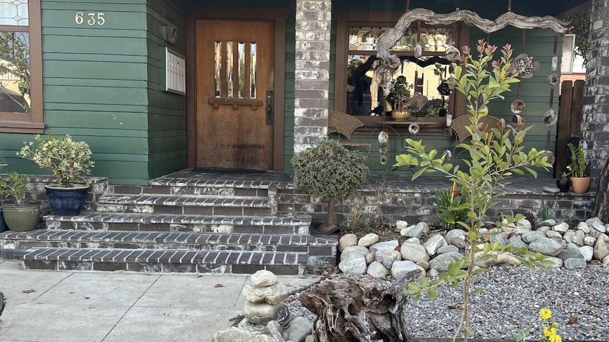 Eastside Apartment | Walk to beach, buzzing restaurants, shops, bars, theater, gym, & coffee shops