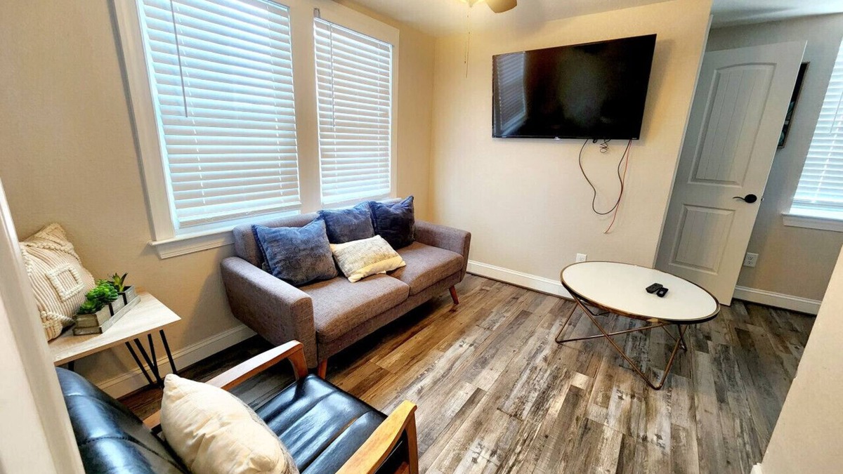 Northeast Virginia Beach Apartment | Walk to Beach | Central | WIFI, parking