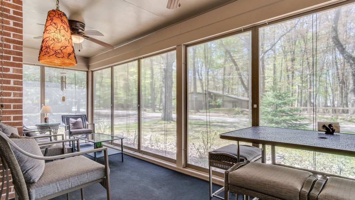 Douglas Cottage | Walk to beach - Cozy 2 Bed/1 Bath Cottage - Sleeps 6 - 1 block to Lake Michigan
