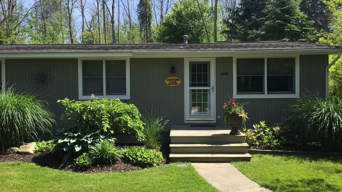 Douglas Cottage | Walk to Beach - Cozy Douglas Cottage - Close to Downtown Saugatuck
