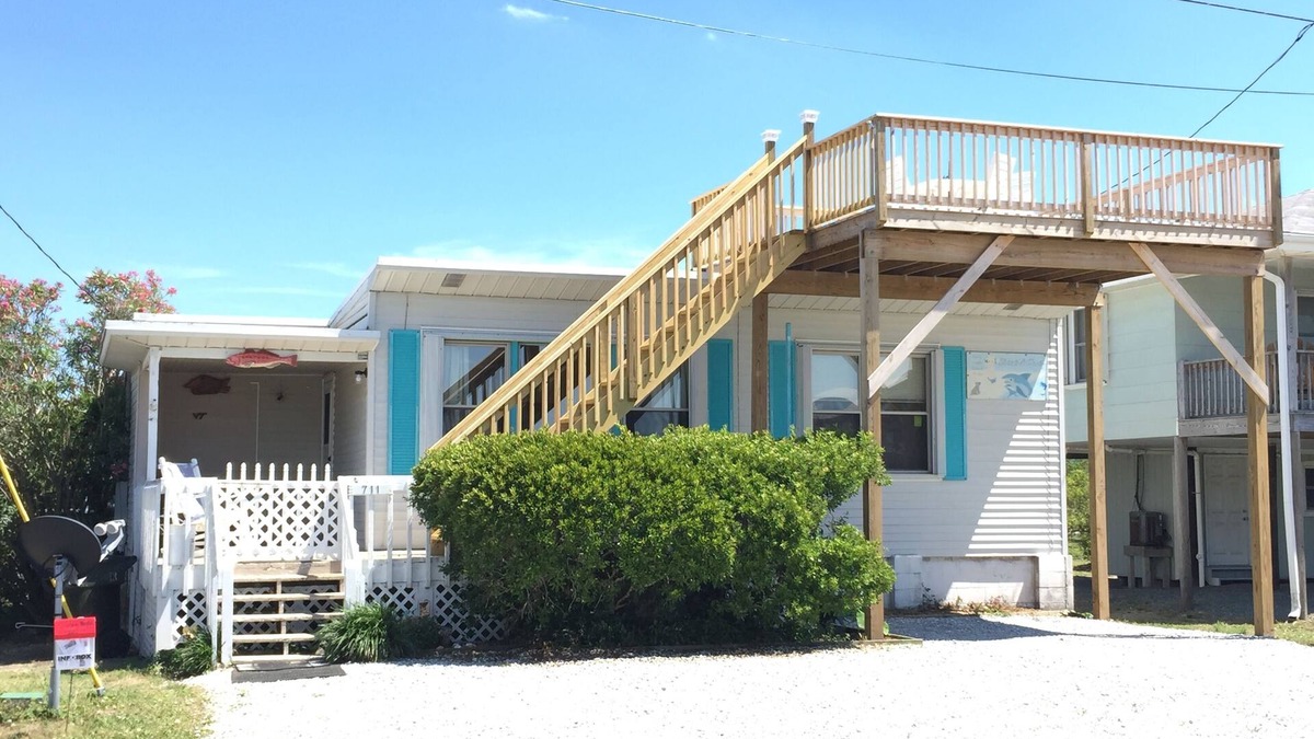 Topsail Beach Cottage | Walk to Beach! Dog-Friendly Cottage w/Fenced Yard, Sound Views & Rooftop Deck