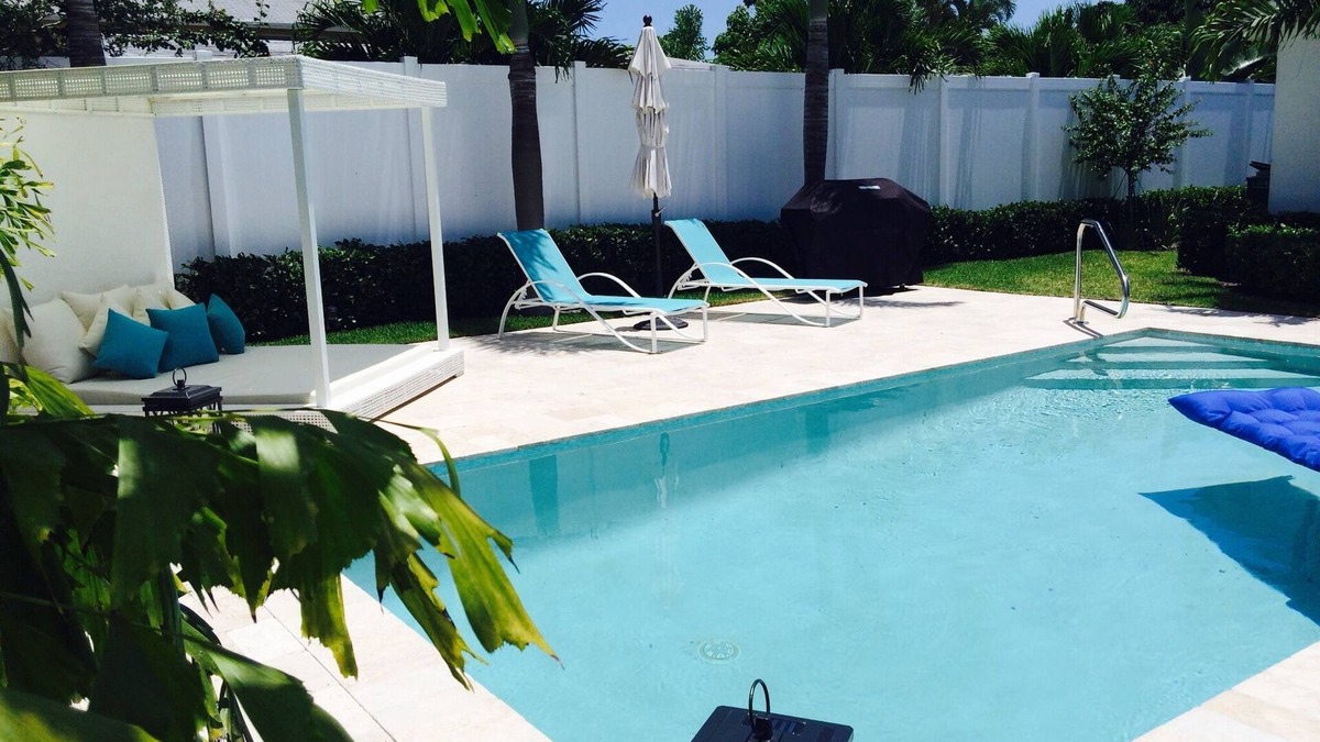 Delray Beach Villa | WALK to BEACH & DOWNTOWN-only 3 bks to ATLANTIC Ave-SO PRIVATE-Heated Salt Pool