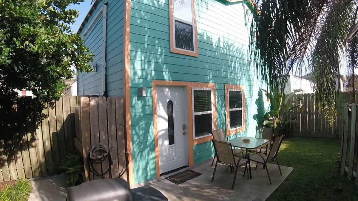San Jacinto House | Walk to Beach - Free Umbrella & Chair - Pet Friendly - WiFi + Smart TVs