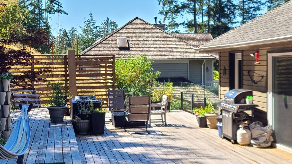 Bowen Island House | Walk to beach from this modern Bowen Island home w/ocean & mountain views.