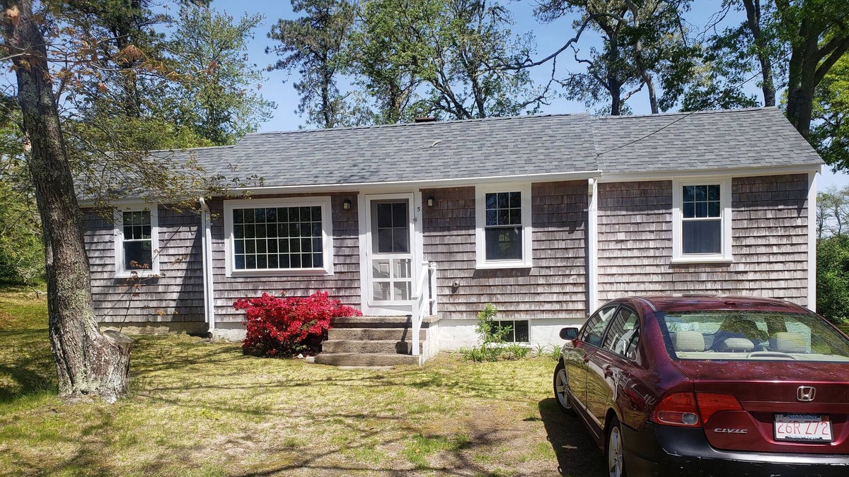 North Falmouth House | Walk to beach from quiet Cape cottage