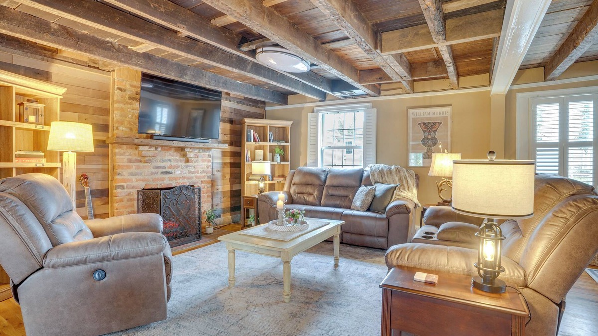 Falmouth House | Walk to Beach: Historical Fredericksburg Home