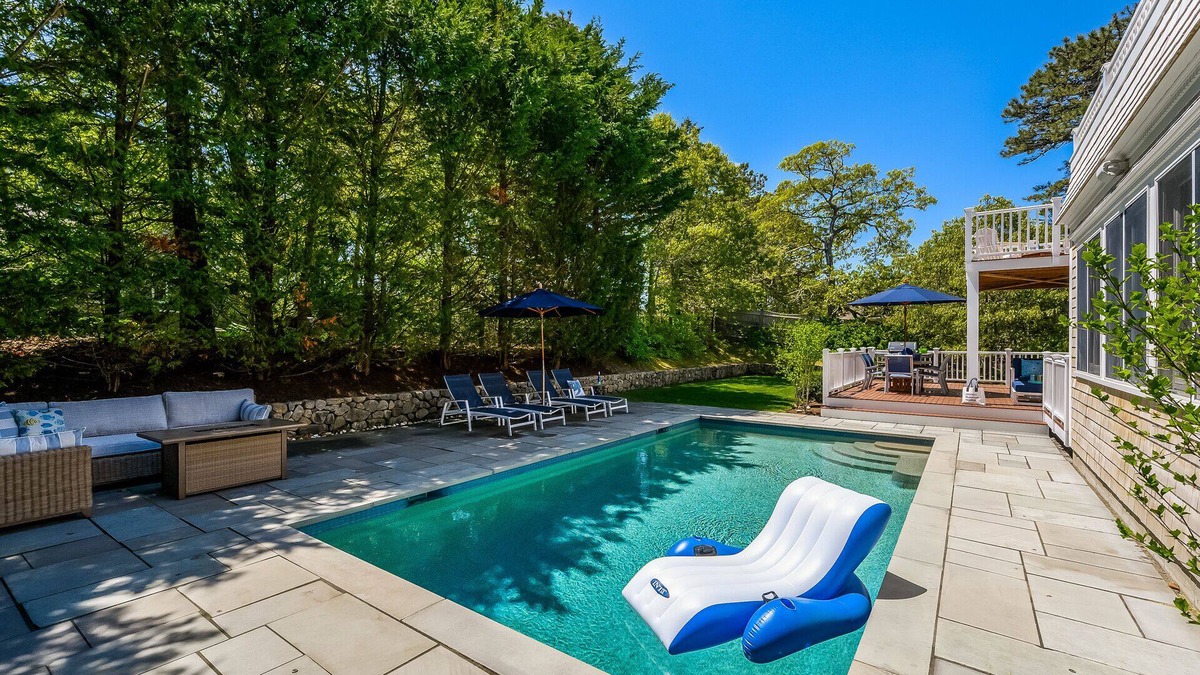 West Chatham House | Walk to Beach, Heated pool, AC, WiFi, modern coastal decor, dog friendly