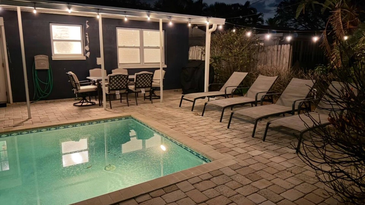 Bay Esplanade House | Walk to beach/Hot Tub/Heated Pool/New Remodel