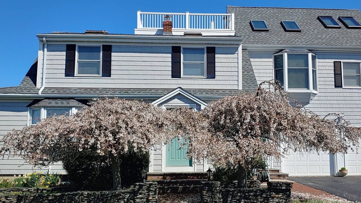 Newport East House | Walk to beach, Huge deck off spacious new kitchen, roof-deck, king master