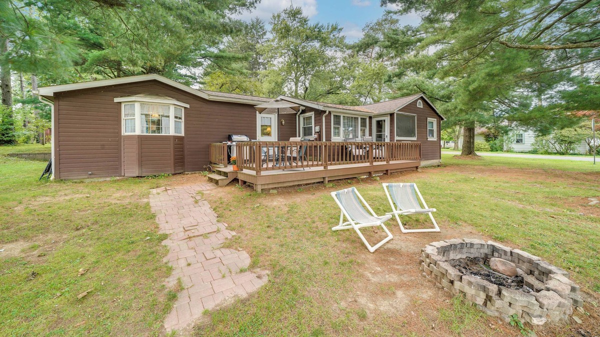 Edinboro House | Walk to Beach & Lake: Idyllic Escape in Edinboro!