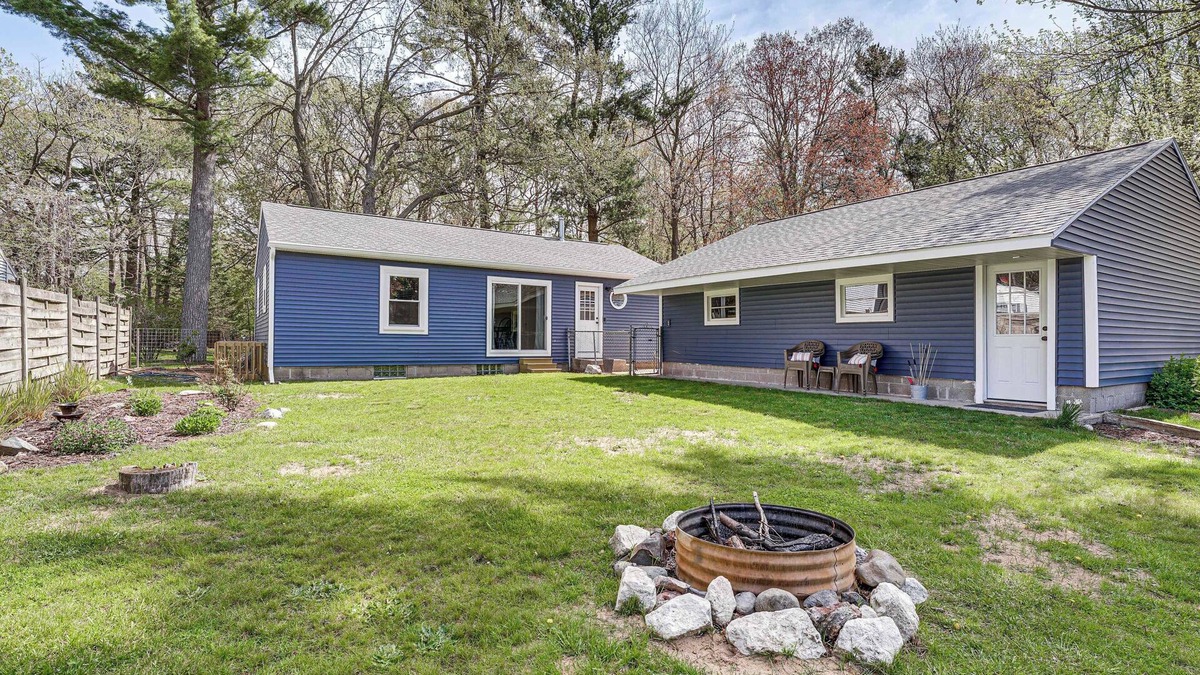 Beachwood-Bluffton Cottage | Walk to Beach: Lake Michigan Getaway!