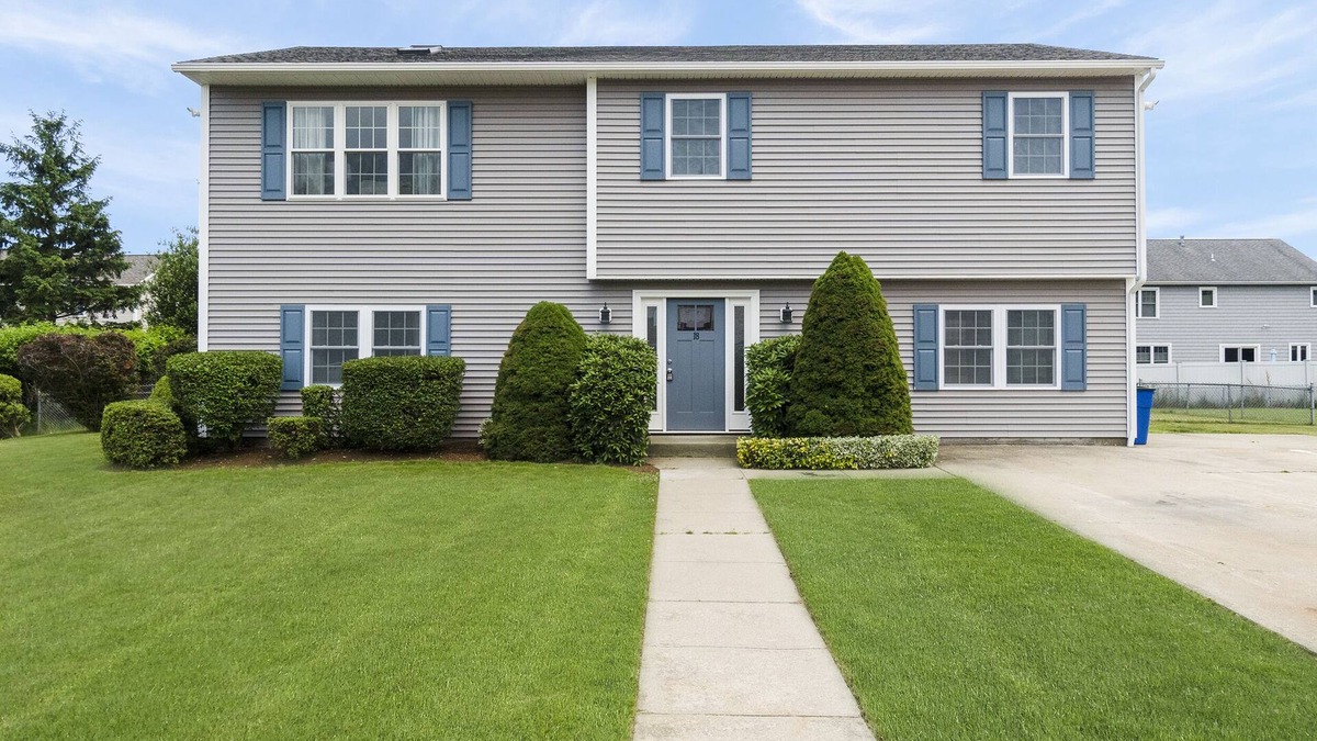 Eastward Look House | Walk to Beach! Newly renovated 6 Bed House, Sleeps 14, Central A/C, Large Deck!