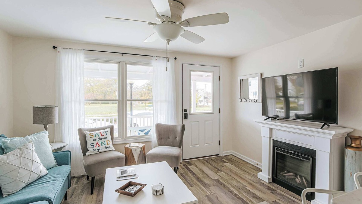 Cape Charles House | Walk to Beach & Park, Firepit & BBQ - Deja Blu I