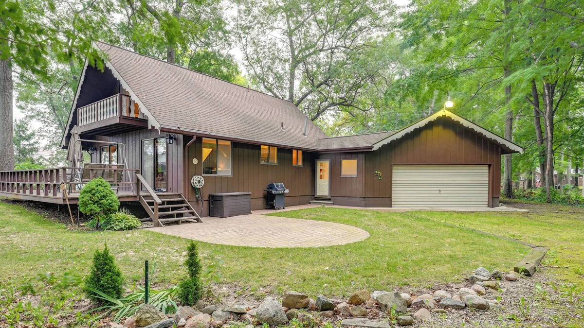 Caseville Cabin | Walk to Beach: Pet-Friendly Caseville Cabin