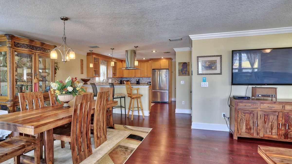 Gulfport House | ☀️Walk to Beach🐬Private Deck🌴Comfort Cove🌊Walking Distance to Restaurants