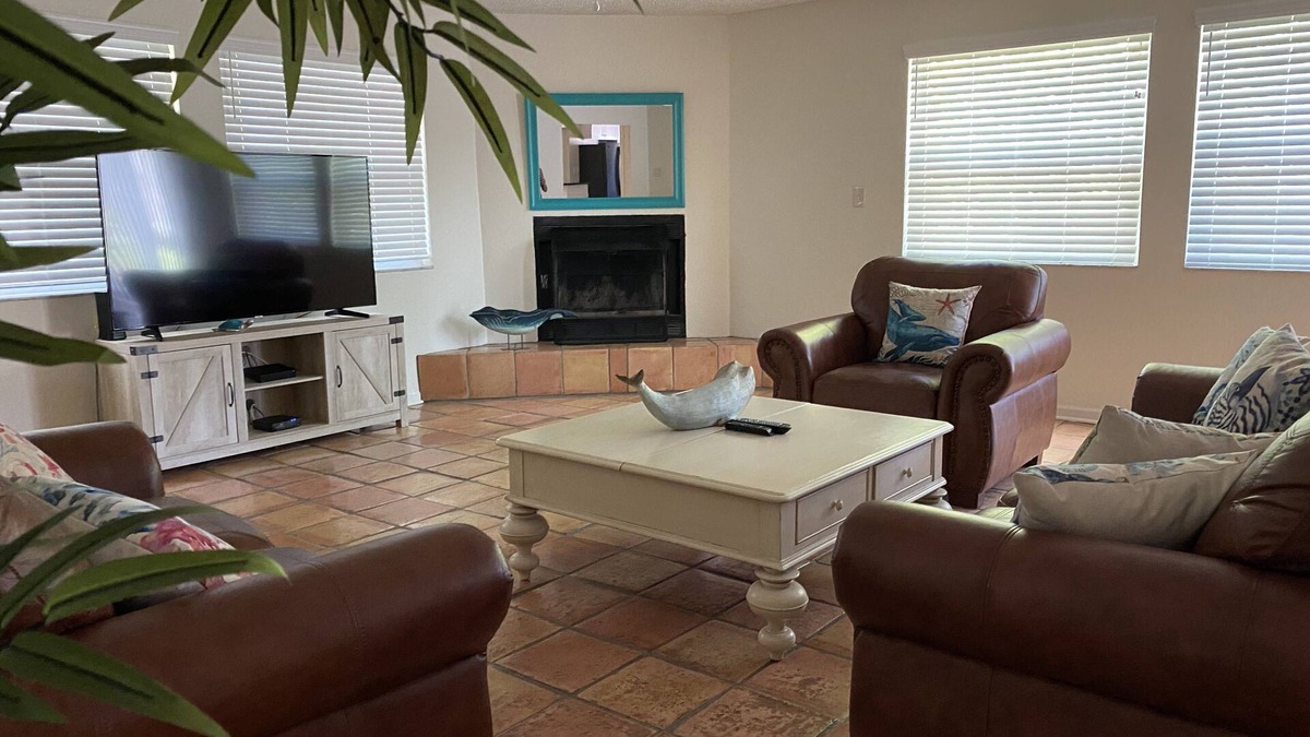 Largo House | Walk to Beach, restaurants, bars and shops “The Big House"