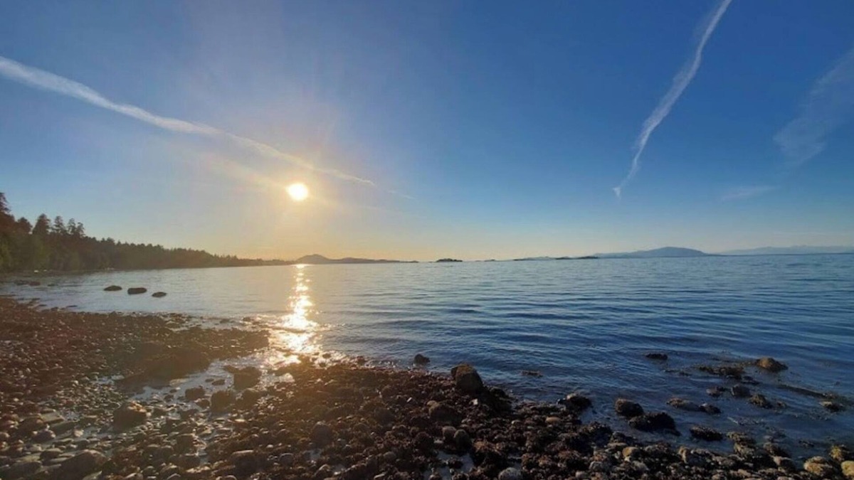 Regional District of Nanaimo House | Walk to beach, shopping. Private room with bathroom, close to shopping, hiking